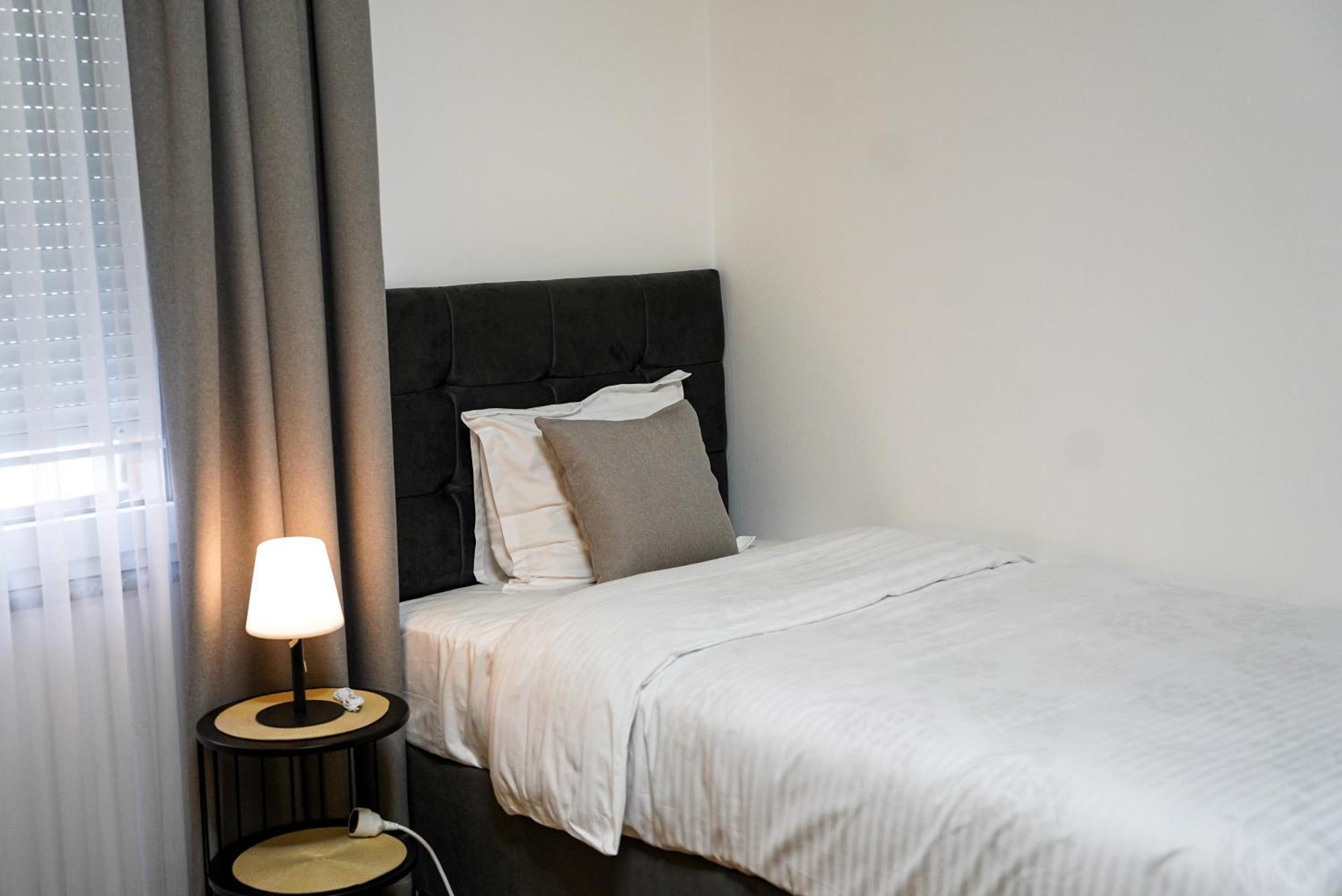 Ten Guest House Приштина Экстерьер фото